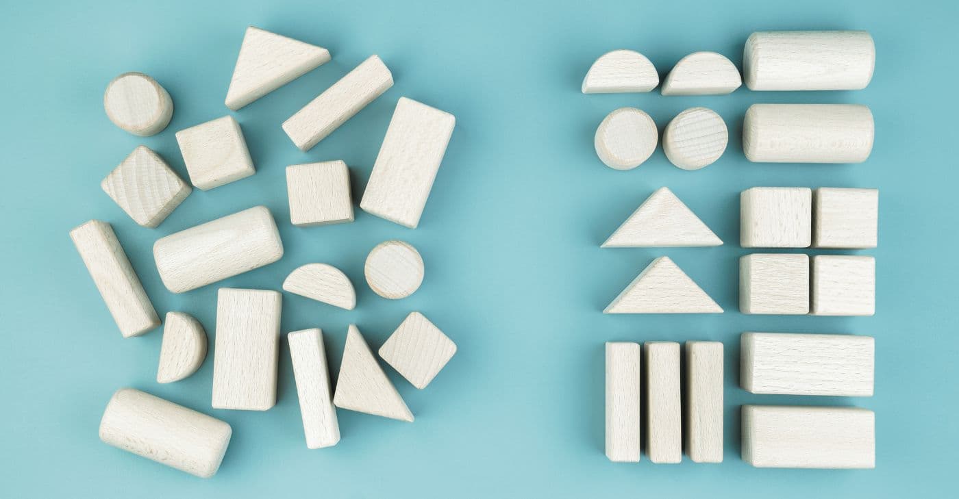 Weiße Klötzchen auf türkisem Hintergrund: links ungeordnet, rechts geordnet